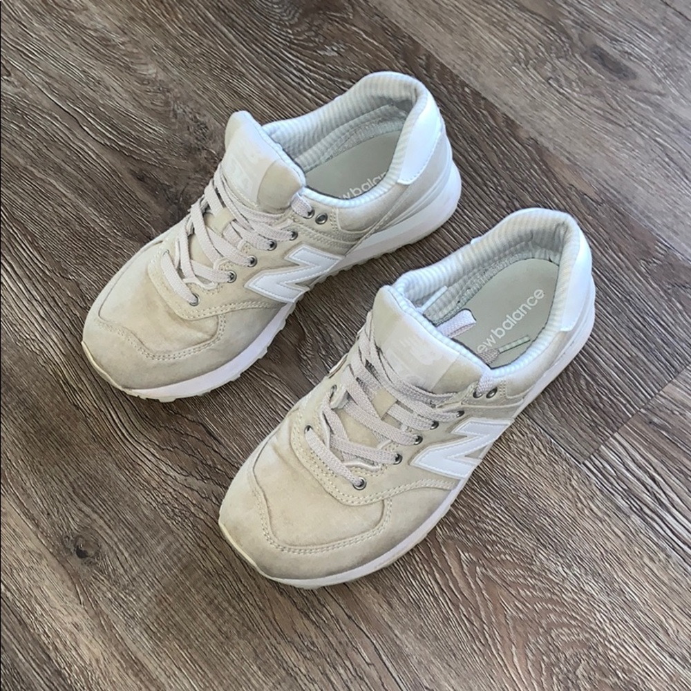 New Balance tennis shoes
